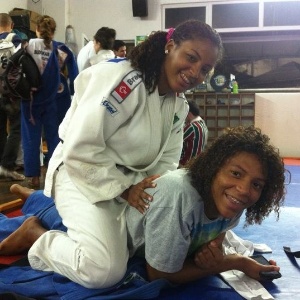 Raquel e Rafaela Silva juntas no Instituto Reação, no Rio, onde elas treinam judô desde crianças