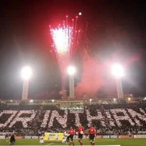 Torcida do Corinthians exibe mosaico pouco antes do início da decisão da Libertadores contra o Boca Juniors no Pacaembu - Antonio Lacerda/EFE