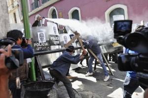 Policiais tentam dispersar manifestação de índios<br>da Amazônia com spray de pimenta em La Paz