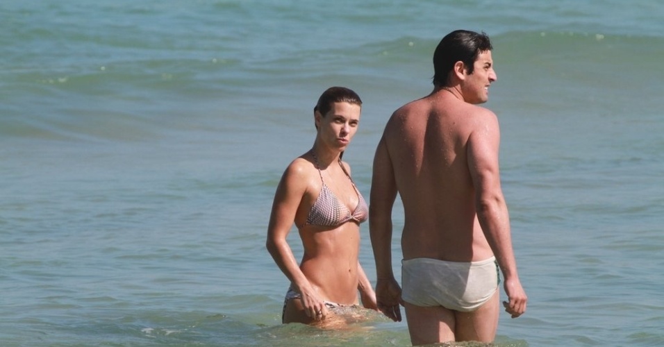 A atriz Carolina Dieckmann e o apresentador Bruno De Luca estiveram na praia da Barra da Tijuca, zona oeste do Rio, nesta quinta (5/7/12)