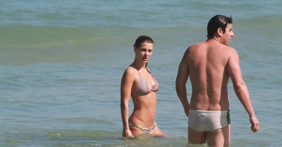 A atriz Carolina Dieckmann e o apresentador Bruno De Luca estiveram na praia da Barra da Tijuca, zona oeste do Rio, nesta quinta (5/7/12)