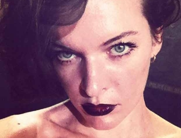 A atriz russa Milla Jovovich mostrou em foto publicada no Twitter os bastidores de um editorial para a revista de moda "Vogue" (4/7). A atriz atualmente estrela "Resident Evil: Retribuição", filme baseado na franquia de games