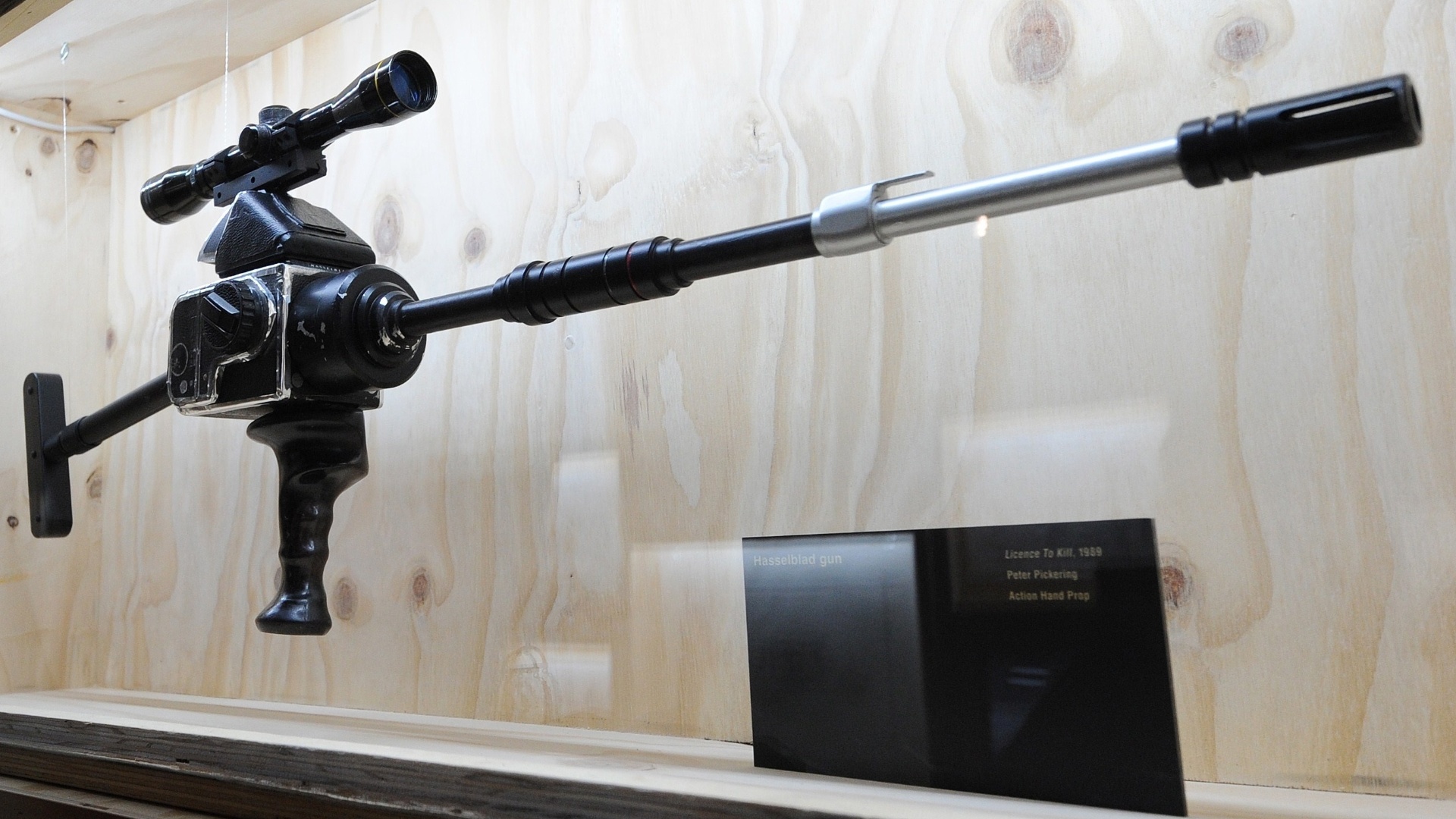 A "Gun Hasselblad" usado no filme "007 - Permissão Para Matar" (1989), está exposta no Barbican de Londres (5/7/12) - AP