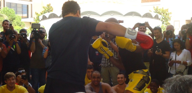 Anderson Silva luta com Ronaldo Fenômeno no treino aberto do UFC 148 - Rafael Krieger/UOL