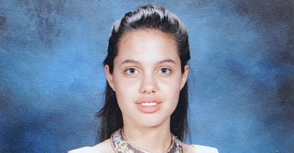 Atriz Angelina Jolie com 14 anos na formatura da 8° série 