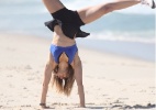 Bianca Rinaldi se exercita em praia do Rio - AgNews