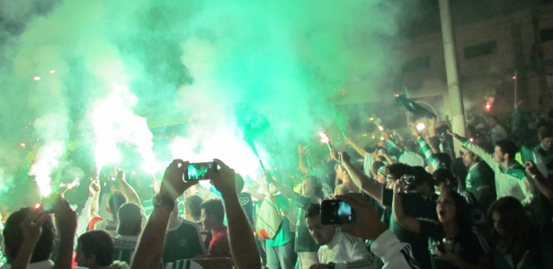 Torcida do Palmeiras imitou a do Coritiba e criou o "inferno alviverde" - Renan Prates/UOL