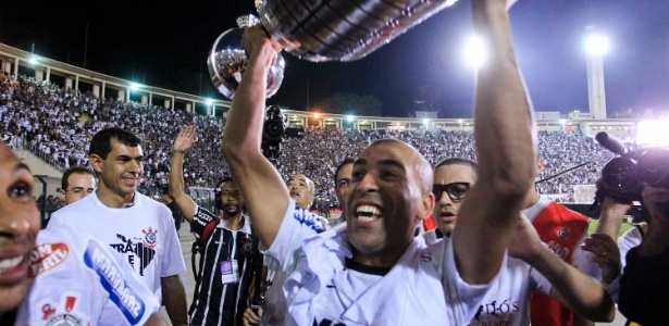 Emerson Sheik ergue o troféu da Libertadores; atacante marcou dois gols na final - Leandro Moraes/UOL