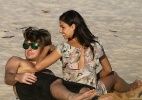 Isis Valverde curte praia com o namorado, no Rio - AgNews