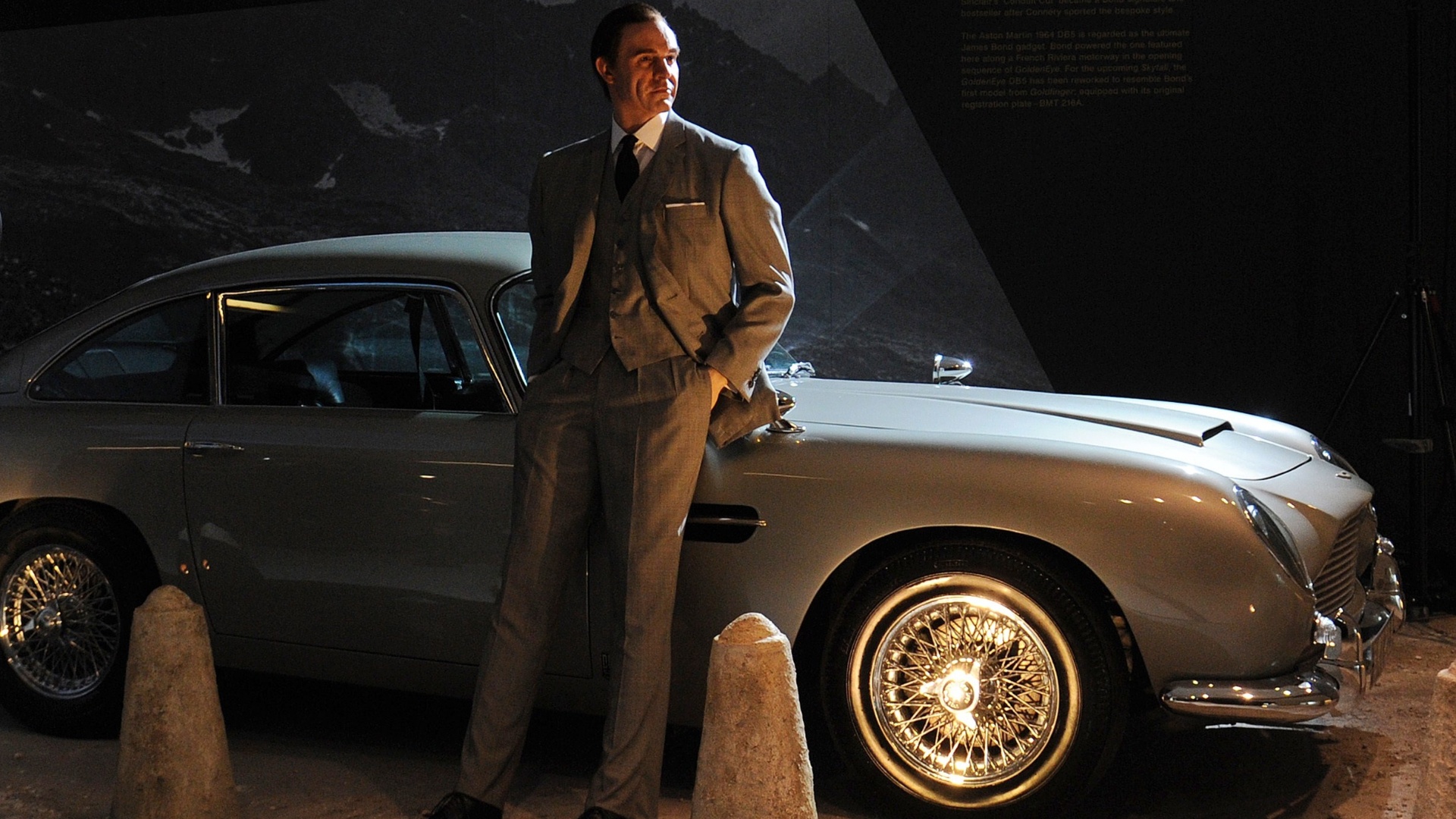 James Bond em frente ao Aston Martin DB5 usado em "007 contra GoldenEye" (1995). A exposição em homenagem ao meio século de vida da franquia 007 foi montada com a ajuda de produtores dos filmes - AP