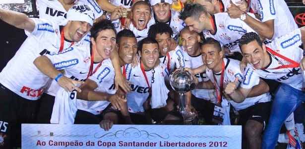 Jogadores do Corinthians posam com o troféu da Libertadores (5/7/2012) - Leandro Moraes/UOL