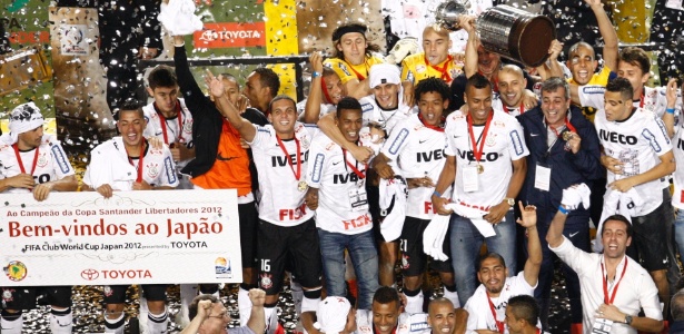 Jogadores recebem a taça da Libertadores. Conquista foi muito explorada pela TV Globo - Joel Silva/ Folhapress