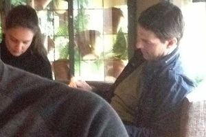 Katie Holmes e Tom Cruise durante refeição, duas semanas antes do divórcio. Segundo site TMZ, o casal mal se olhou enquanto permaneceu no local (5/7/12)