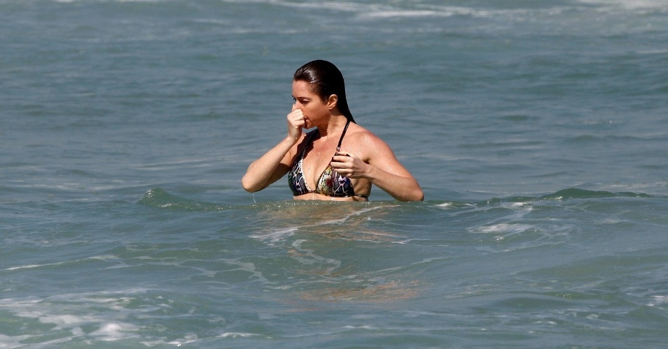Letícia Spiller vai à praia da Barra da Tijuca, na zona oeste do Rio (5/7/2012)