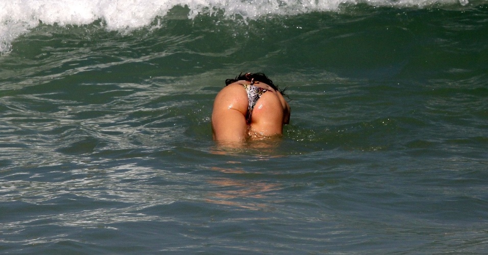 Letícia Spiller vai à praia da Barra da Tijuca, na zona oeste do Rio (5/7/2012)