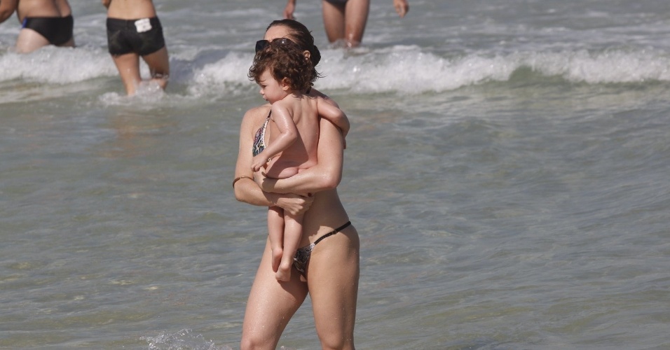 Letícia Spiller vai com a filha pequena a praia no Rio (5/7/2012)