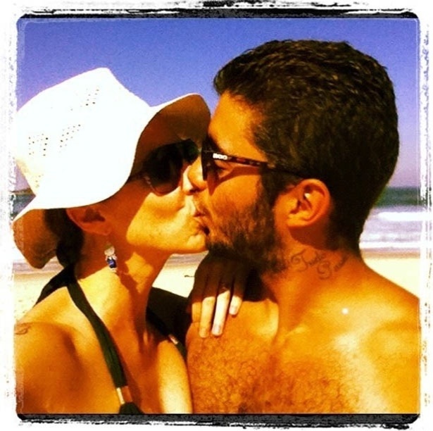 Luana Piovani divulga foto beijando o marido (5/7/2012)