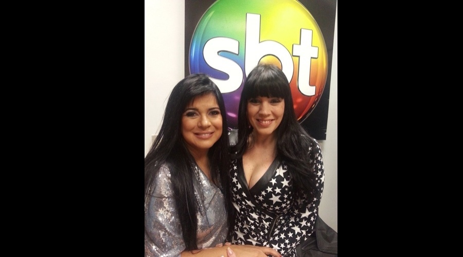 Mara Maravilha e Simony se encontraram nos bastidores do programa de Sílvio Santos no SBT, em São Paulo (5/7/12)