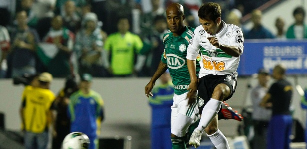 Marcos Assunção disputa a bola com jogador do Coritiba no 1º jogo da decisão - Almeida Rocha/Folhapress