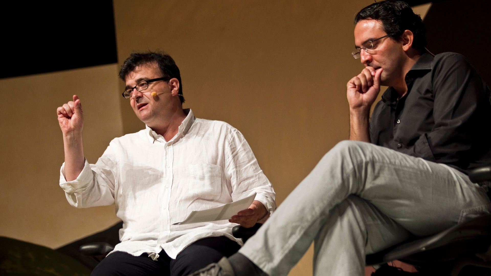 Os escritores Javier Cercas e Juan Gabriel Vasquez durante a Flip 2012 (5/7/12) - Adriano Vizoni/Folhapress