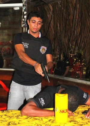 Polícia do Maranhão faz em restaurante reconstituição da morte do jornalista Décio Sá; de pé, Jhonatan de Souza Silva, assassino confesso - Mauro Wagner / SSP/MA