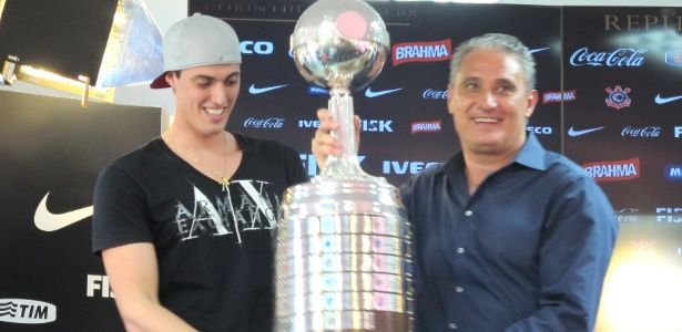 Tite com seu filho Matheus e a taça da Libertadores, conquistada com o Corinthians - Carlos Padeiro/UOL