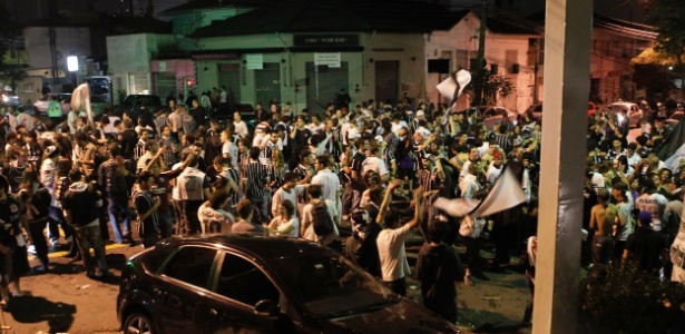 Torcida faz a festa nas ruas de São Paulo após conquista corintiana da Libertadores-2012 - Fernando Donasci/UOL Esporte