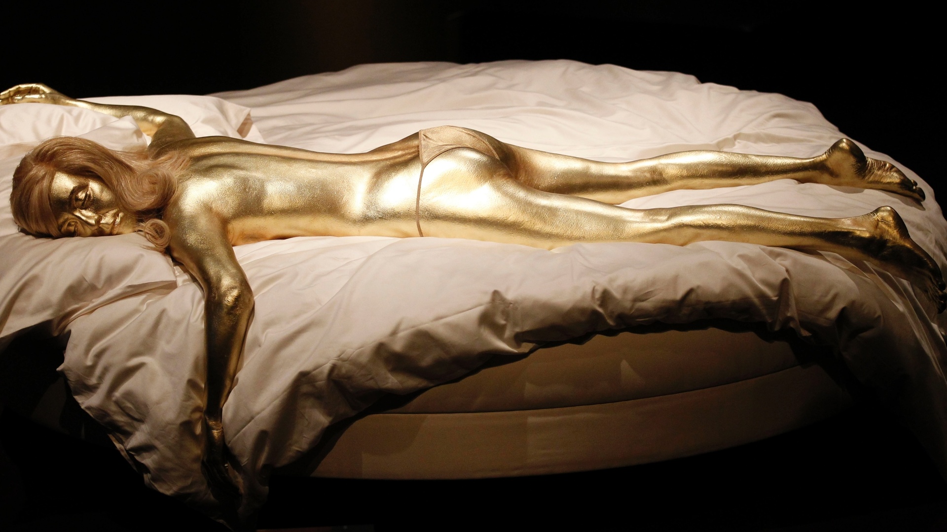 Um modelo da mulher pintada de ouro de "007 contra Goldfinger" (1964)  - AP