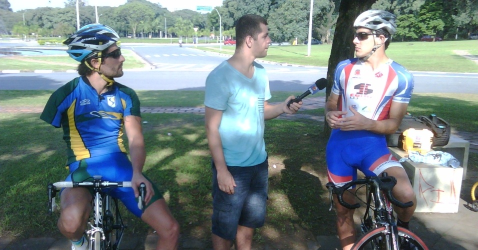 Victor Sarro entrevista os ciclistas Rafael Sillman (à esq.) e Caio Moretto (dir.)