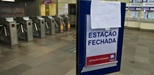 Algumas estações de trem da Empresa de Trens Urbanos de Porto Alegre S.A. (Trensurb) deixaram de operar nesta sexta-feira (6) devido à chuva que atinge a cidade de Porto Alegre (RS) - Vinícius Costa/Futura Press/AE