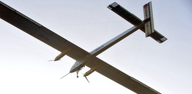 Avião experimental Solar Impulse, que voa sem combustível, decola do aeroporto de Rabat, capital do Marrocos, rumo a Madri, capital da Espanha - Abdelhak Senna/AFP