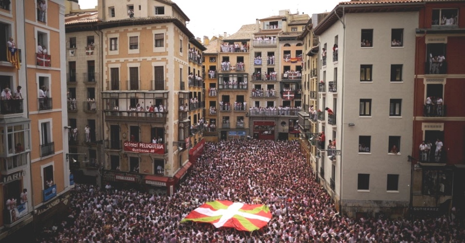 6.jul.2012 - Cidade de Pamplona (Espanha) lotada no 1º dia da festa de São Firmino. O festival, realizado anualmente, é famoso por sua corrida de touros, e vai até o dia 14 de julho