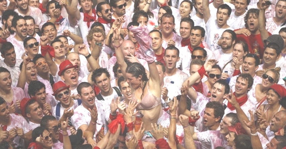 6.jul.2012 - Encharcados de vinho e, em alguns casos, seminus, foliões comemoram o 1 dia da festa de São Firmino na cidade de Pamplona, na Espanha. O festival, realizado anualmente, é famoso por sua corrida de touros, e vai até o dia 14 de julho