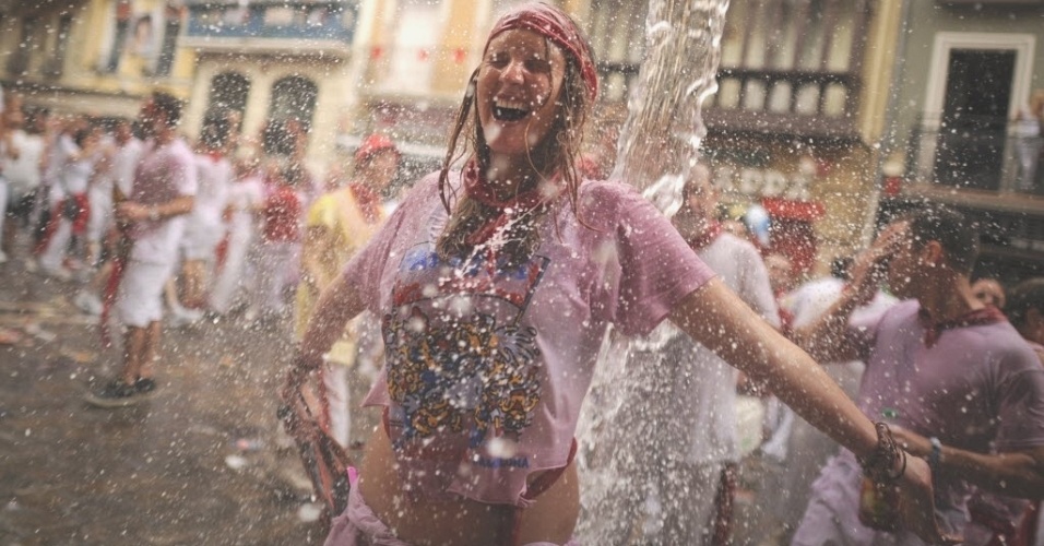 6.jul.2012 - Foliões tomam banho, de água e de vinho, durante as comemorações do 1º dia da festa de São Firmino, em Pamplona, na Espanha