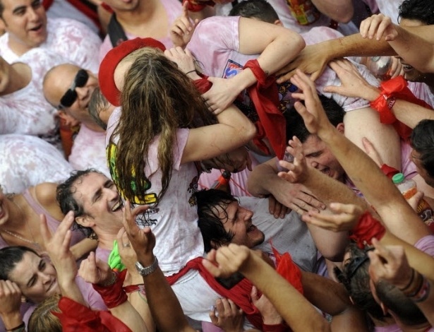 6.jul.2012 - Garotas se beijam durante o 1º dia da festa de São Firmino, em Pamplona, na Espanha. O festival, realizado anualmente, é famoso por sua corrida de touros, e vai até o dia 14 de julho