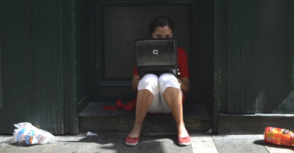 6.jul.2012 - Participante usa laptop durante momento de descanso no 1º dia da festa de São Firmino, em Pamplona (Espanha). O festival, realizado anualmente, é famoso por sua corrida de touros, e vai até o dia 14 de julho