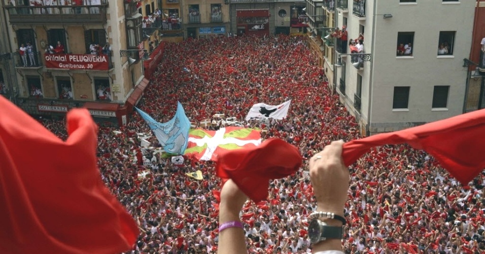 6.jul.2012 - Participantes da festa de São Firmino lotam a cidade de Pamplona, na Espanha, no 1º dia da comemoração, célebre por sua corrida de touros. A festa vai até 14 de julho