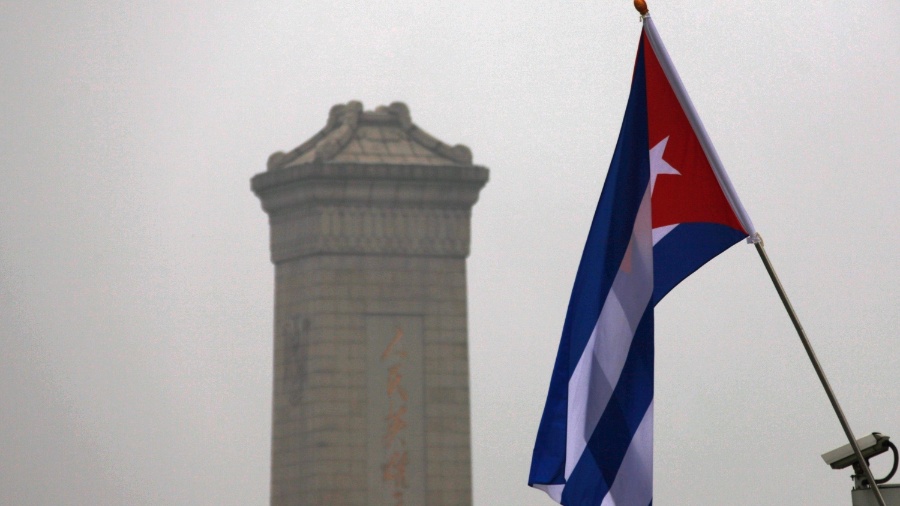6.jul.2012 - Bandeira nacional de Cuba é hasteada em frente ao Monumento para os Heróis do Povo, na Praça Tiananmen, em Pequim, na China - Petar Kujundzic/Reuters