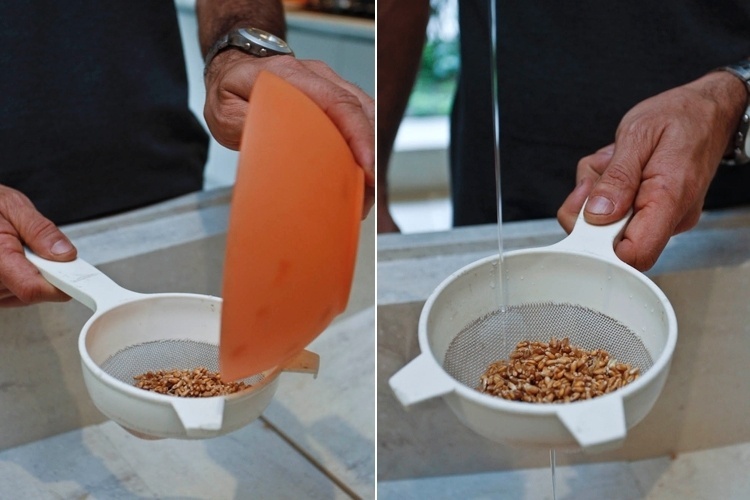 Após o tempo de molho, escorra toda a água do recipiente com o auxílio de uma peneira. Em seguida, lave os grãos de trigo com água corrente - Leandro Moraes/UOL