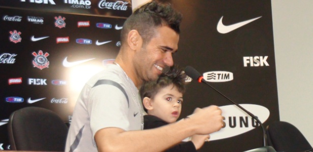 Com seu filho no colo, Leandro Castán fala pela última vez como jogador do Corinthians - Carlos Padeiro/UOL
