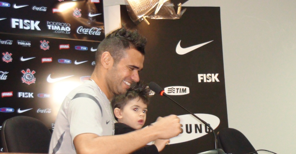 Com seu filho no colo, Leandro Castán fala pela última vez como jogador do Corinthians
