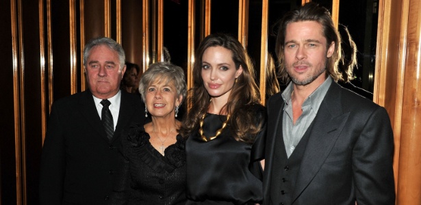 Da esquerda para a direita: Bill Pitt, Jane Pitt (pais de Brad Pitt), Angelina Jolie e Brad Pitt na première de "In the Land of Blood and Honey" em Nova York (5/12/11)