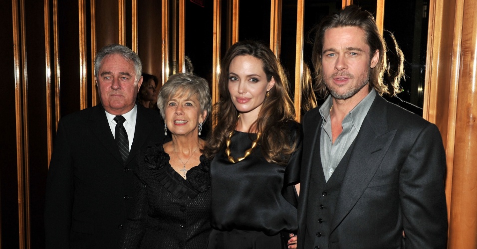 Da esquerda para a direita: Bill Pitt, Jane Pitt (pais de Brad Pitt), Angelina Jolie e Brad Pitt na première de 