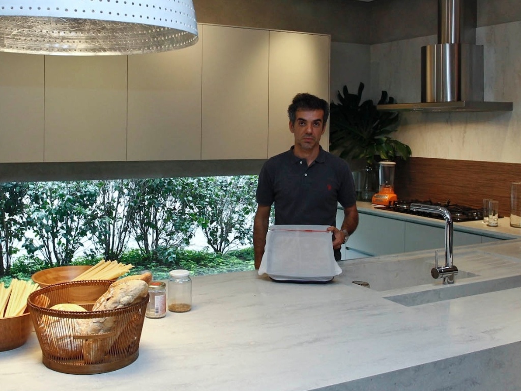 Depois de espalhar os grãos na bandeja, cubra-a com a tela ou o tecido filó, prendendo com os elásticos - Leandro Moraes/UOL