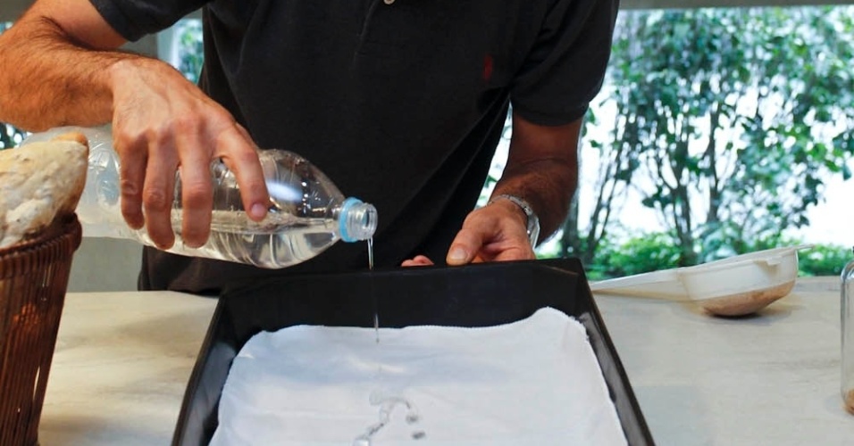 Depois de forrar a sementeira ou a bandeja, umedeça o tecido com um pouco de água - Leandro Moraes/UOL