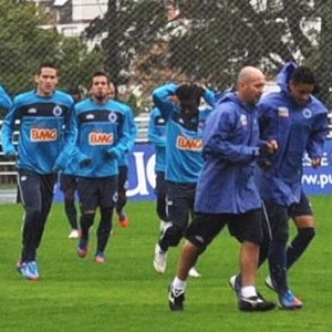 Atletas celestes treinam de agasalho e calça para se protegerem do frio e da chuva na capital gaúcha - Divulgação/Cruzeiro