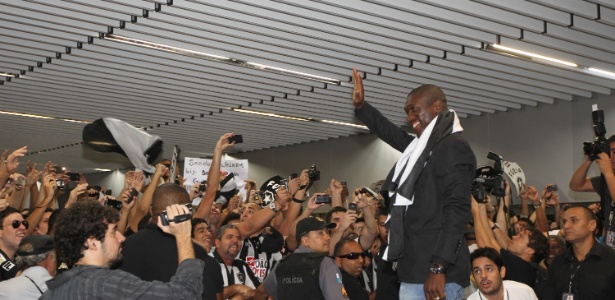 Seedorf acena para os cerca de 2 mil botafoguenses que foram recebê-lo no aeroporto - Julio Cesar Guimarães/UOL