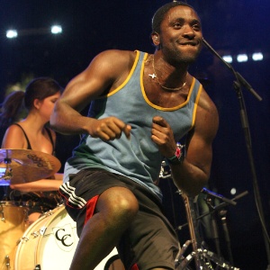 Kele Okereke durante show na Califórnia (15/4/11) - Getty Images