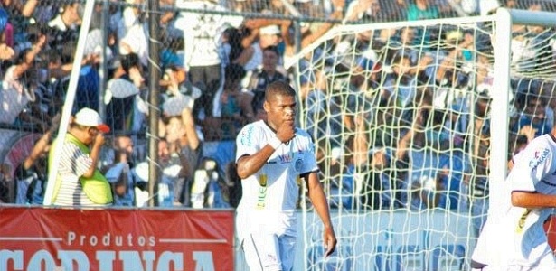 O atacante Lúcio Maranhão marcou o gol que deu a vitória ao Figueirense  - Divulgação/Site oficial do ASA