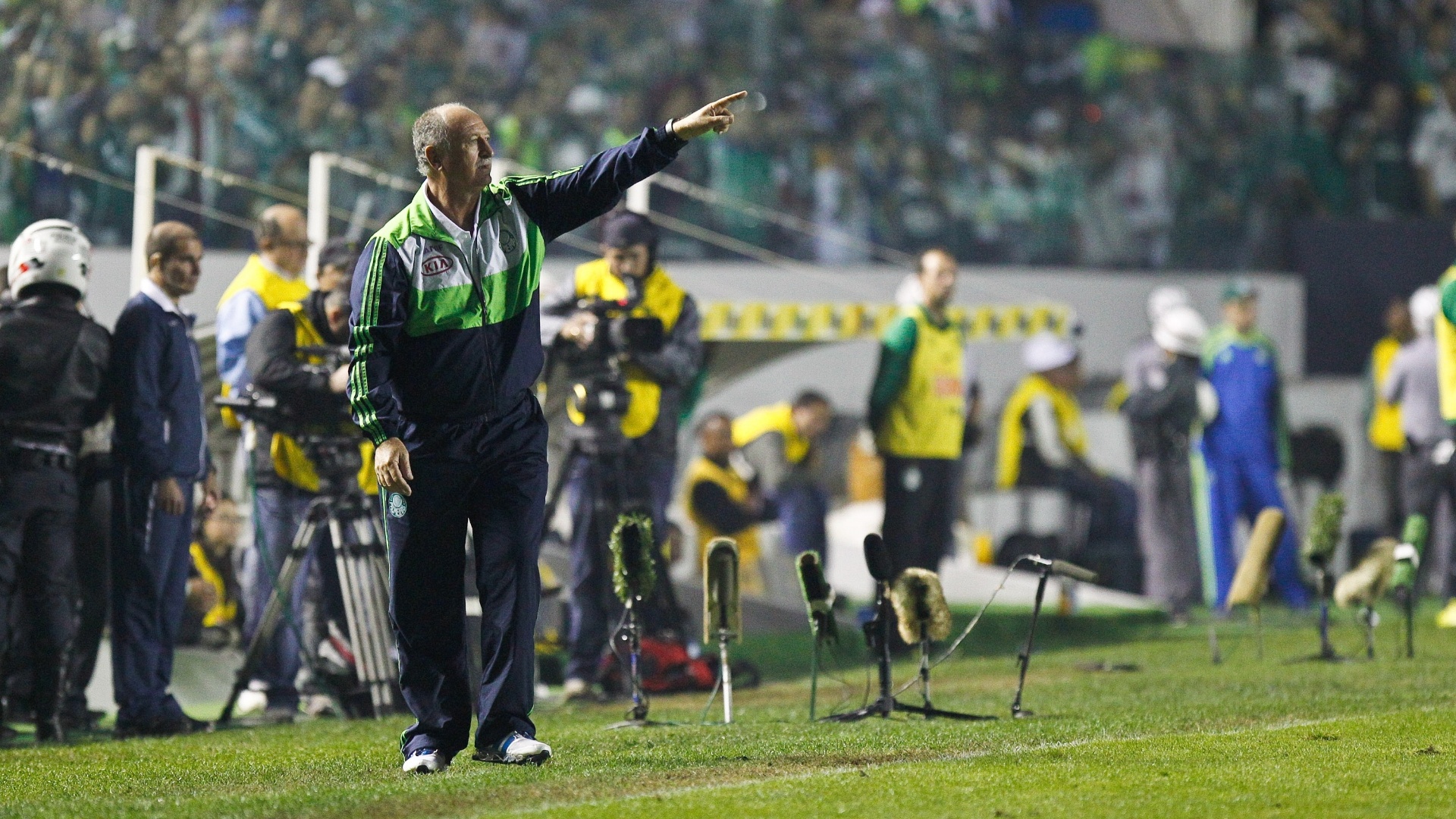 Luiz Felipe Scolari orienta os jogadores do Palmeiras durante a decisão da Copa do Brasil contra o Coritiba